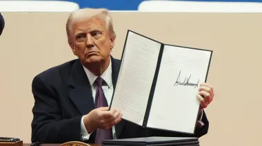 Trump amplía por decreto excepciones al jus soli y endurece el turismo de maternidad