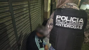 Cayeron con cocaína con el sello del delfín en Parque Chacabuco: hay 2 detenciones