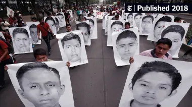 Familias de Ayotzinapa esperan una respuesta tras la detención de Aguirre en México