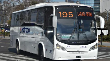 Colectivos del AMBA: el Gobierno mete mano en recorridos, frecuencias y expresos