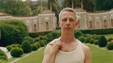 Jeremy Strong protagoniza la película de Facebook y le escribió un mail a Mark Zuckerberg