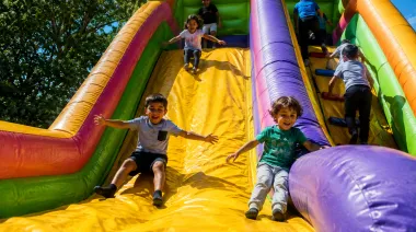 Cayó de un inflable en una fiesta escolar, fue operado y le quedaron graves secuelas