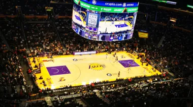 Los Lakers cambian otra vez de manos: pagaron 12.500 millones de dólares por la franquicia