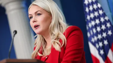 Karoline Leavitt deja la vocería de la Casa Blanca y seguirá como asesora de Trump