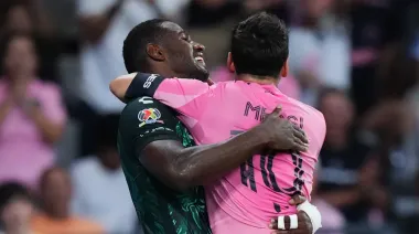 Jhohan Romaña y el gesto que le arrancó una sonrisa a Messi en pleno partido
