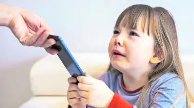 "No es un juguete": el polémico texto que llevarían todos los celulares