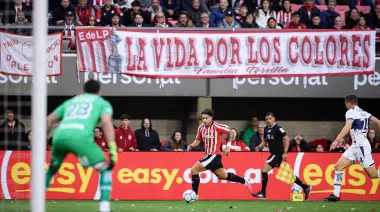 Estudiantes goleó 4-0 a Gimnasia en un clásico marcado por dos expulsados