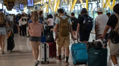 Viajes a Europa: cambian el equipaje de mano y las compensaciones aéreas, pero hay una letra chica