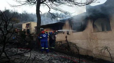 Incendios en Grecia: dos muertos y más de 500 evacuados en la isla de Salamina