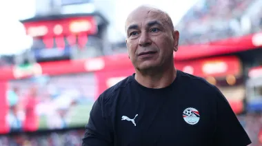 Para cerrar la pirámide: a Hossam Hassan, DT de Egipto, se le pelearon sus dos esposas