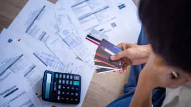 Deudas en CABA: los 10 bancos que permiten refinanciarlas con una tasa del 35%