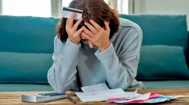 “Saqué una tarjeta para pagar la otra”: trabaja en dos lugares y su deuda se duplicó