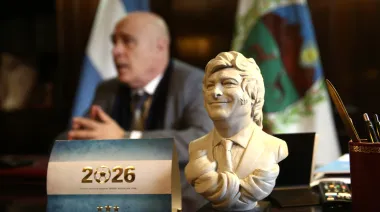 El despacho más mileísta: el busto y los símbolos con los que Abdala homenajea a Milei
