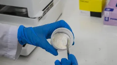 Crean en Córdoba un método para hacer miel en polvo y abastecer a la industria