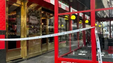 Murió mientras almorzaba en Güerrin: cómo hacer la maniobra de Heimlich en una emergencia