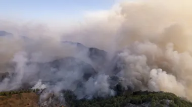 Pear Lake supera 162.000 hectáreas y fuerza nuevas evacuaciones en Canadá
