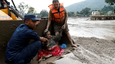 Riada en Nepal: suben a 157 los muertos y 484 turistas siguen sin contacto