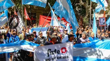 Trabajadores de FATE llevaron su reclamo a Plaza de Mayo y cuestionaron al Gobierno