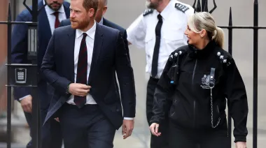 Harry vuelve al Reino Unido y reabre la batalla por la seguridad de su familia