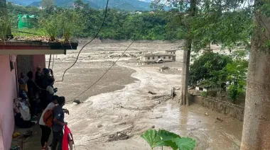 Rasuwa queda aislada: helicópteros buscan cientos de desaparecidos tras la riada