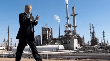 Trump asegura 65.000 millones de barriles de Venezuela y apunta al precio de la gasolina