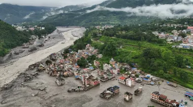 Nepal y China buscan a más de 3.000 desaparecidos tras el alud glaciar