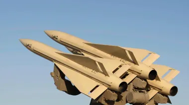 EE.UU. bombardea Larak y fija una línea roja contra nuevas minas en el estrecho de Ormuz