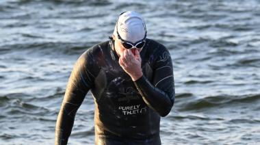 El récord y nado extremo de Bartłomiej Kubkowski: hizo 160 km de Suecia a Polonia