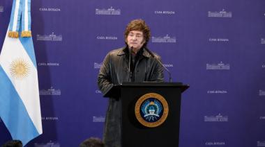 Milei le regaló un libro a legisladores de LLA: polémica por los endeudados