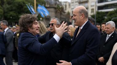 Milei abrazó fuerte a Sturzenegger en el acto por San Martín: el trasfondo