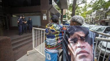 Las 12 horas que vuelven al centro del juicio por Maradona: qué deberán explicar los peritos