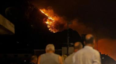 Omiš: el fuego entró entre casas y obligó a evacuar a 2.500 personas