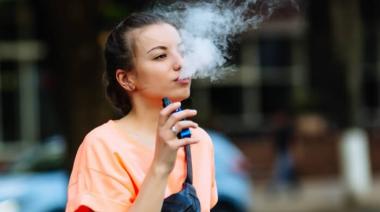 Polémica por los "e-puchos": cuestionan la nueva regulación de vapeadores en Argentina