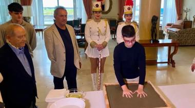 Faustino Oro estampó sus manos en la Vereda de las Estrellas de Mar del Plata