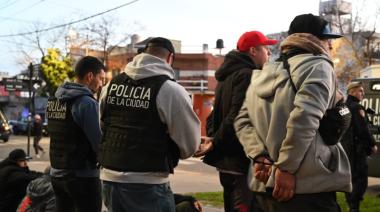 Máxima sanción para 17 barras de Huracán tras los violentos cruces con Riestra