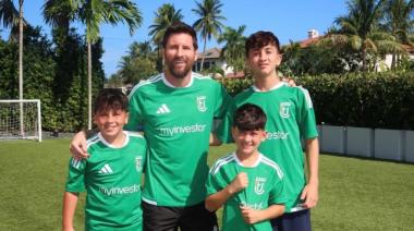 Messi posó con su familia con la camiseta del Cornellà horas antes de anunciar su retiro