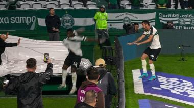 Gol, festejo insólito y lesión: Jacy Maranhão cayó al túnel tras saltar un cartel