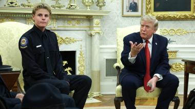Un socorrista de 16 años salvó a un niño en el mar y terminó recibido por Trump
