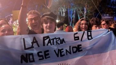 Qué artistas e influencers se sumaron al rechazo juvenil contra la Ley de Tierras de Milei