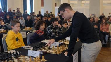 Faustino Oro, ciudadano ilustre de Mar del Plata en una jornada de ajedrez con 25 chicos