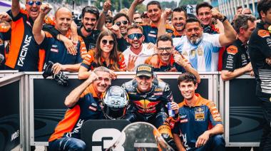 Valentín Perrone brilló en Silverstone: podio histórico en la última vuelta de Moto3