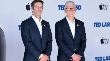 Ternus recibe una Apple de USD 4,5 billones, pero rezagada en la carrera por la IA