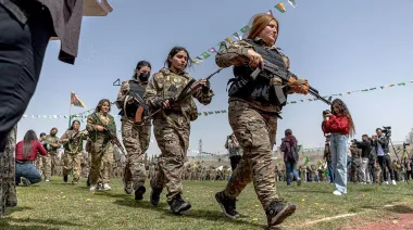 Siria decide el futuro de 1.500 combatientes kurdas tras disolver las SDF