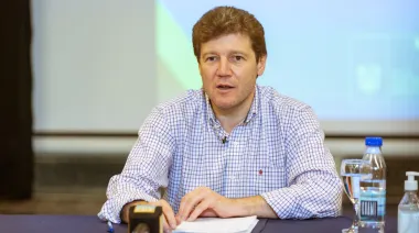 El gesto Melella por Malvinas, el gobernador fueguino se diferencia de la oposición