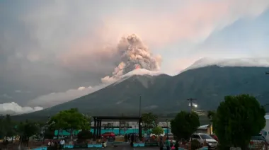 Guatemala vigila el volcán de Fuego: la ceniza altera la vida en sus laderas