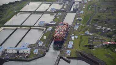 Canal de Panamá baja a 32 tránsitos y reabre un cuello de botella global