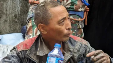 Nepal rescata a un ciudadano chino de un túnel diez días después del alud