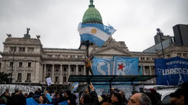 Movimientos sociales presionan por un alivio en las deudas que ahogan el bolsillo