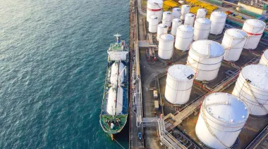 El colchón mundial de petróleo perdió 400 millones de barriles y seguirá cayendo