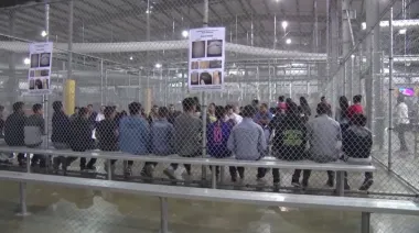 Policías de Guinea Ecuatorial apuntan rifles a migrantes deportados por EE.UU.